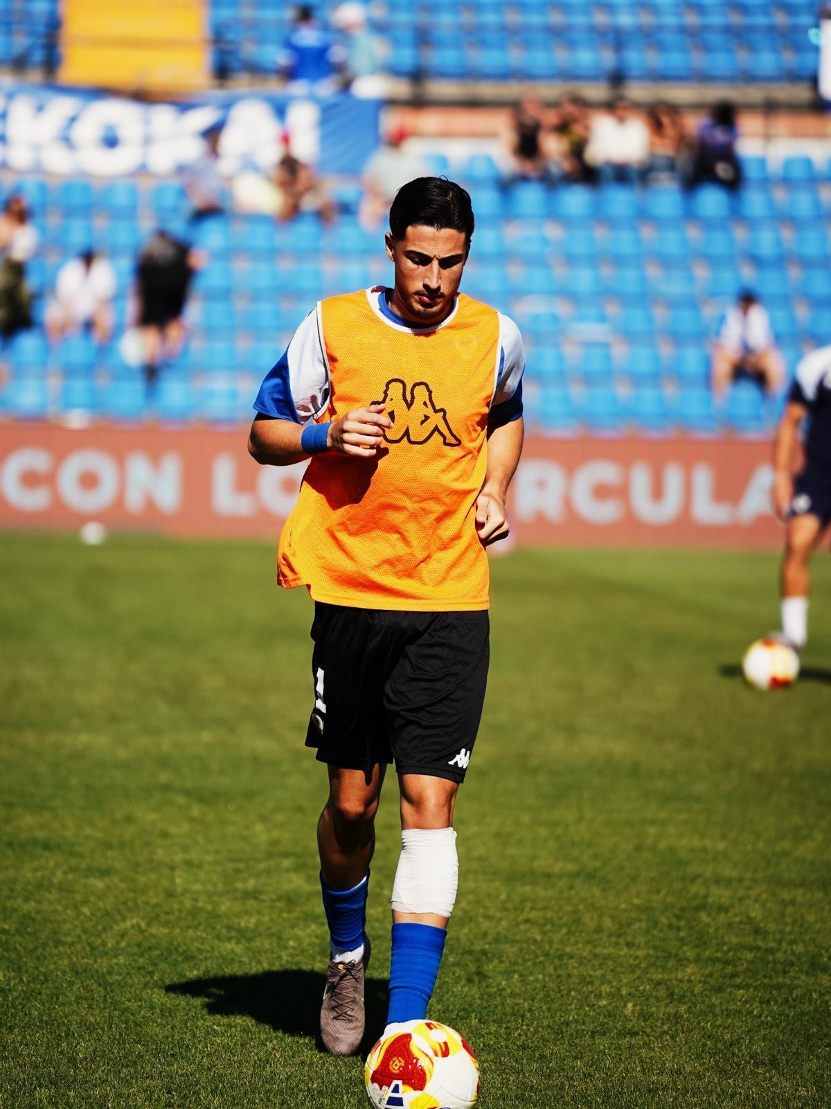 Unai Ropero, durante el calentamiento en su último partido como futbolista del Hércules, de momento.