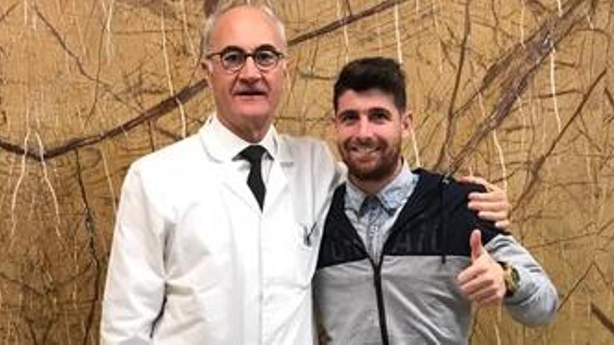 El doctor Pedro Luis Ripoll con el mediapunta del Hércules Javi Flores.