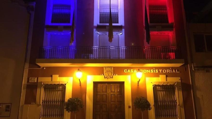 Cox ilumina el Ayuntamiento con los colores de Francia