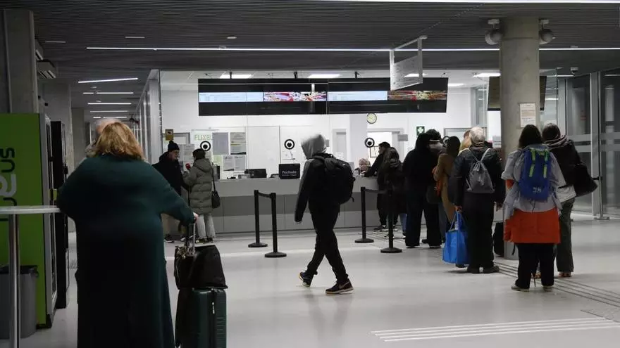 Quejas de los viajeros en Vigo por la cancelación de los trenes durante el temporal Leonardo
