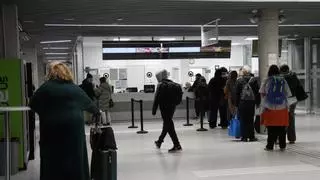 Buses saturados e indignación popular en Vigo por la cancelación de los trenes