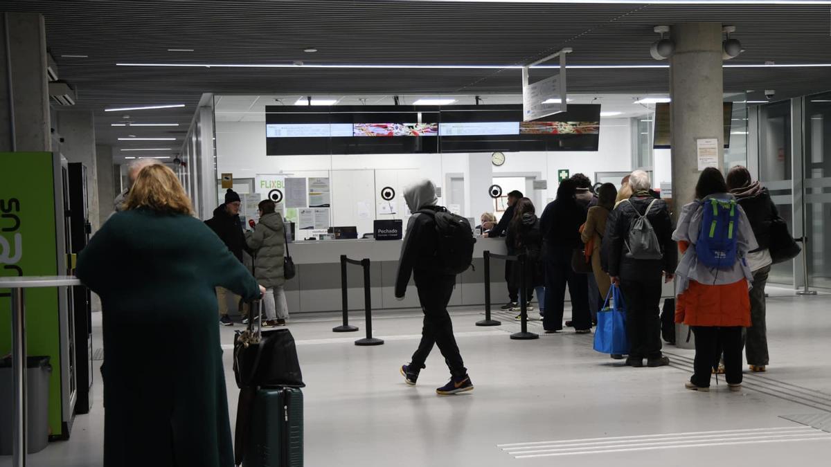 Quejas de los viajeros en Vigo por la cancelación de los trenes durante el temporal Leonardo