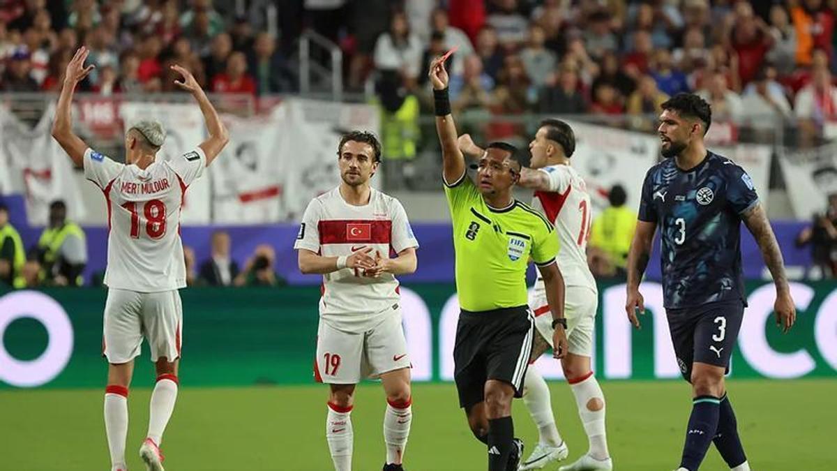El árbitro salvadoreño Iván Barton sanciona con trajeta roja a Miguel Almirón por taparse la boca al dirigirse a un rival.