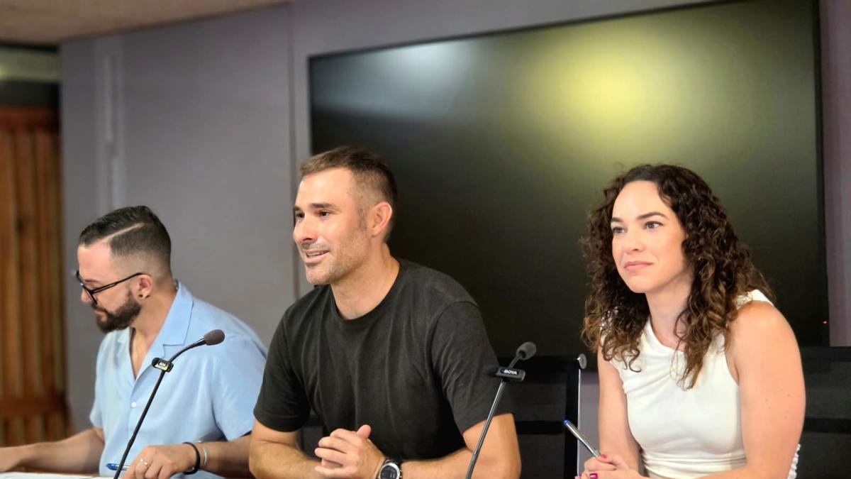 El diputado autonómico de Compromís, Gerard Fullana, este lunes junto a los concejales alicantinos Rafa Mas y Sara Llobell