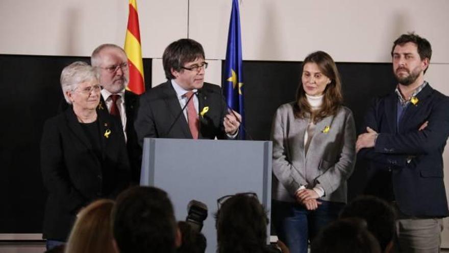 Puigdemont amb els consellers destituïts a Brussel·les