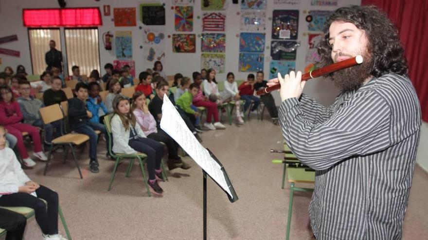 David Rodríguez durante un momento de la sesión didáctica en el colegio José María de Lapuerta.