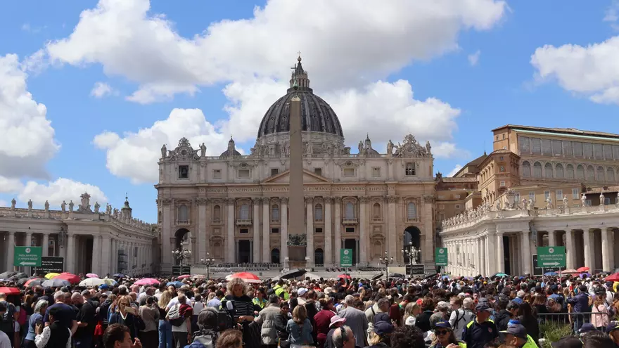 Video: Cues massives de gent fins al darrer minut per acomiadar el papa Francesc a Roma