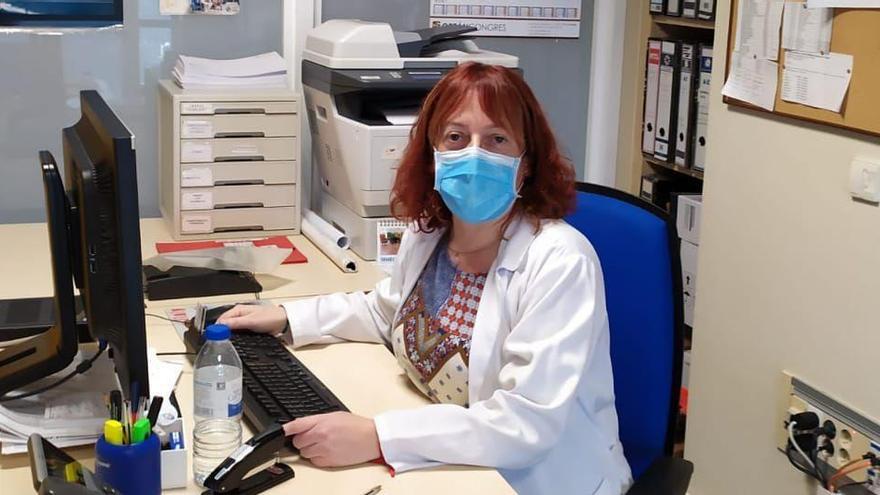 Pilar Vento en su puesto de trabajo en la Unidad de Infecciosas.