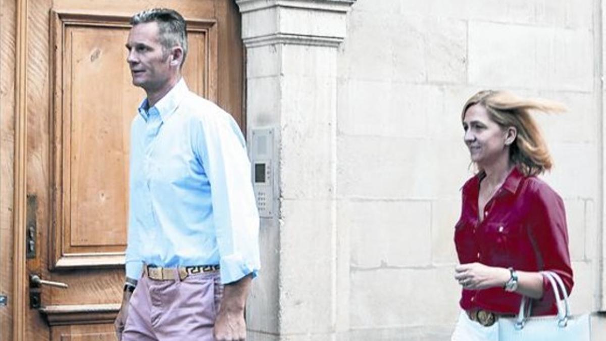 Urdangarin y la infanta Cristina, saliendo de su casa en Ginebra, el martes.