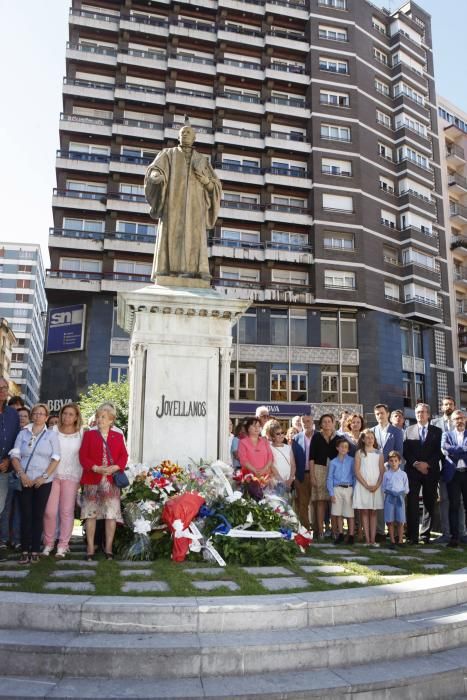 Ofrenda floral a Jovellanos en Gijón