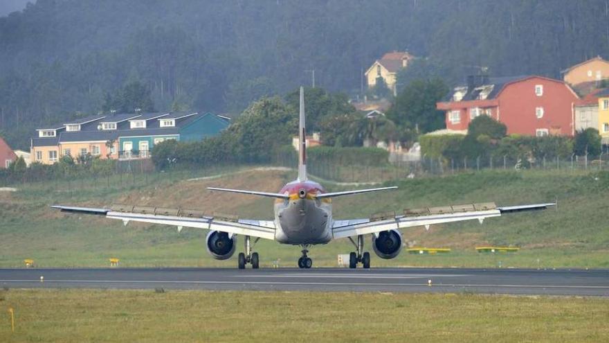 Un avión en la zona de pista ampliada del aeropuerto de Alvedro.