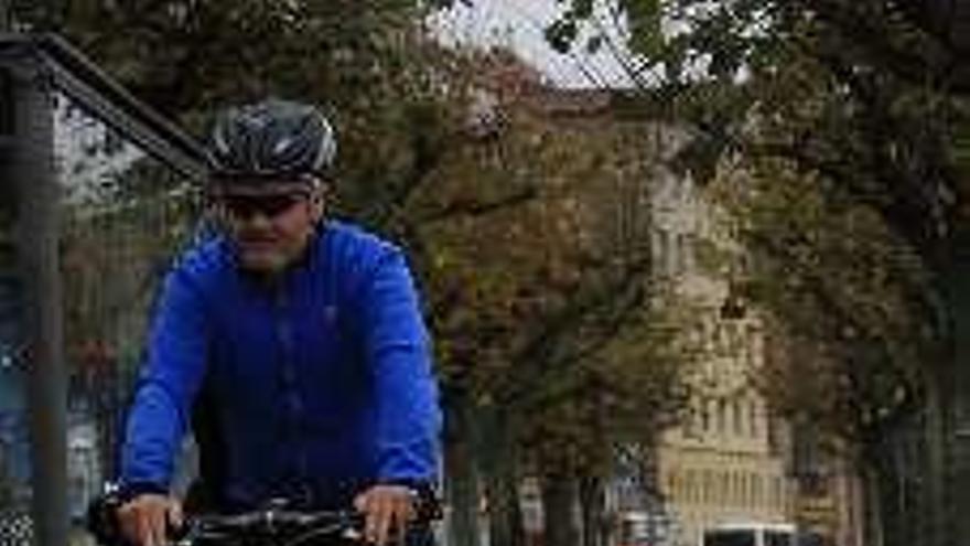 Un ciclista circula por el carril bici en Gijón.