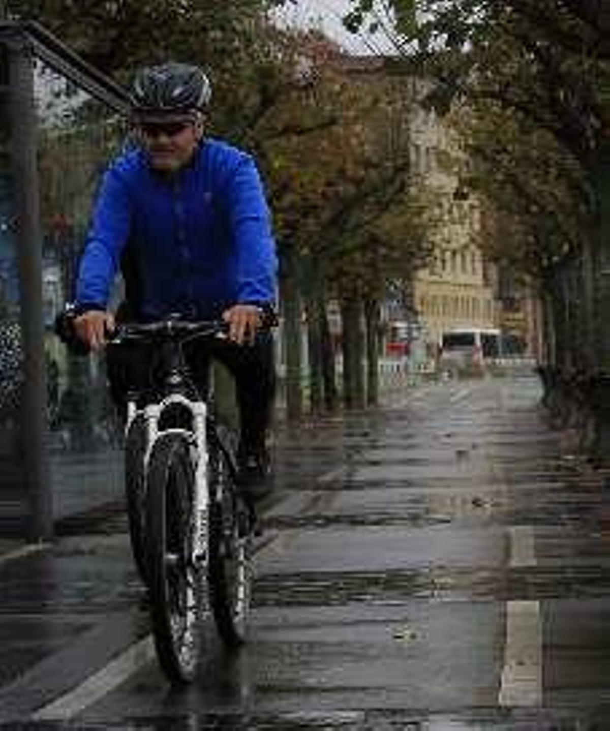 Un ciclista circula por el carril bici en Gijón.
