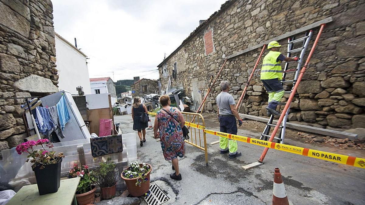 Operarios durante los trabajos de demolición de varias viviendas en As Eiras. |   // CASTELEIRO / ROLLER AGENCIA