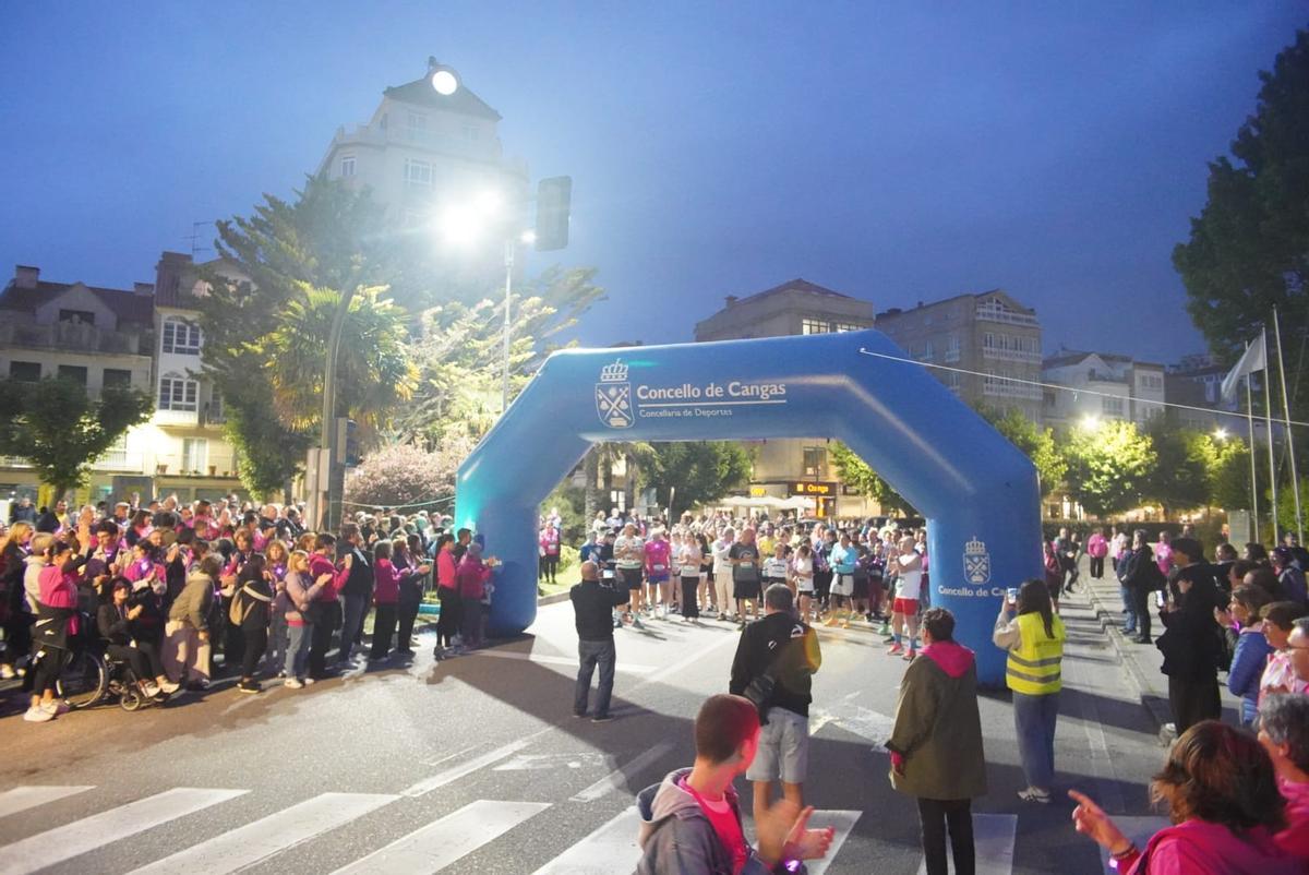 Más de 1.300 personas alumbran de rosa Cangas