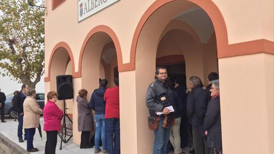 Gallardo inaugura un nuevo albergue en el camino mozárabe que va a Santiago