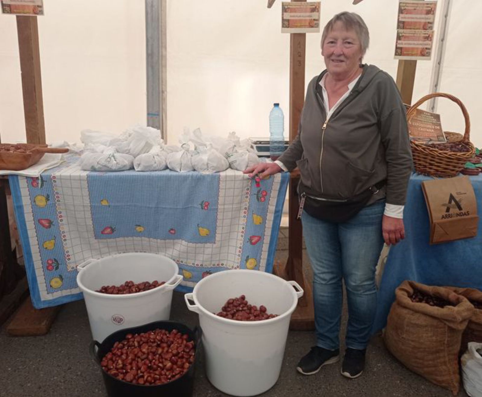 Eduvita Rivera, de Los Montes de Sevares, en Piloña, con las castañas que llevó al certamen celebrado ayer en Arriondas. | J. Quince