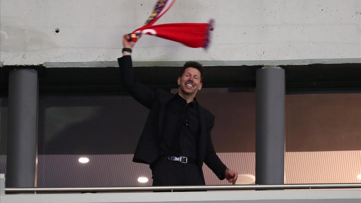 Simeone celebra en uno de los palcos del Wanda la clasificación del Atlético