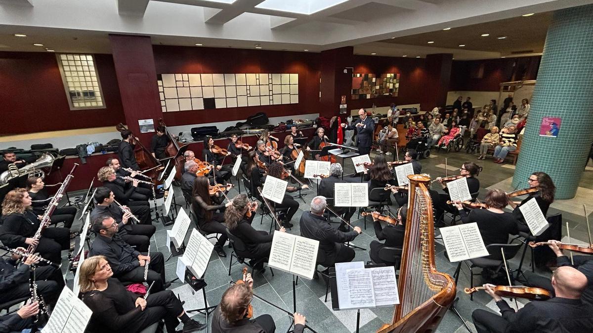 La Orquesta Sinfónica de Tenerife en el hall del Hospital Universitario Nuestra Señora de La Candelaria.