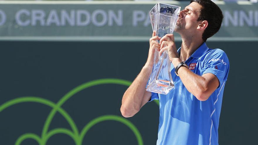 Djokovic, con el trofeo.