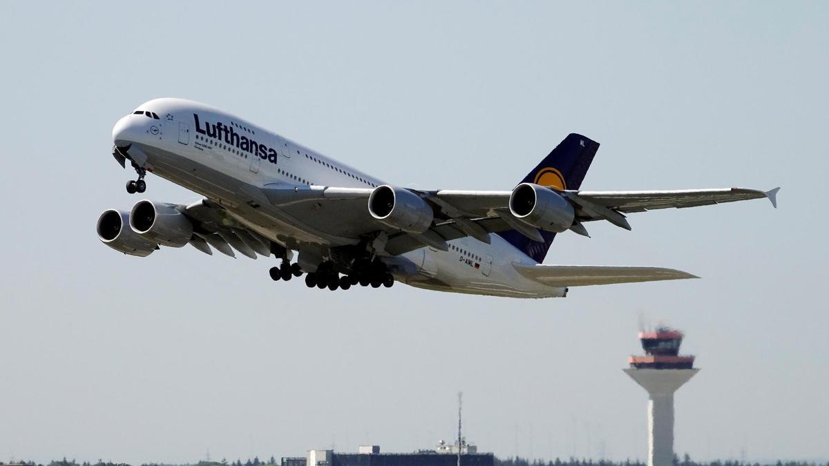 Lufthansa informó el viernes de la cancelación de varias rutas transatlánticas por un &quot;aumento masivo&quot; de las bajas de enfermedad entre sus pilotos.