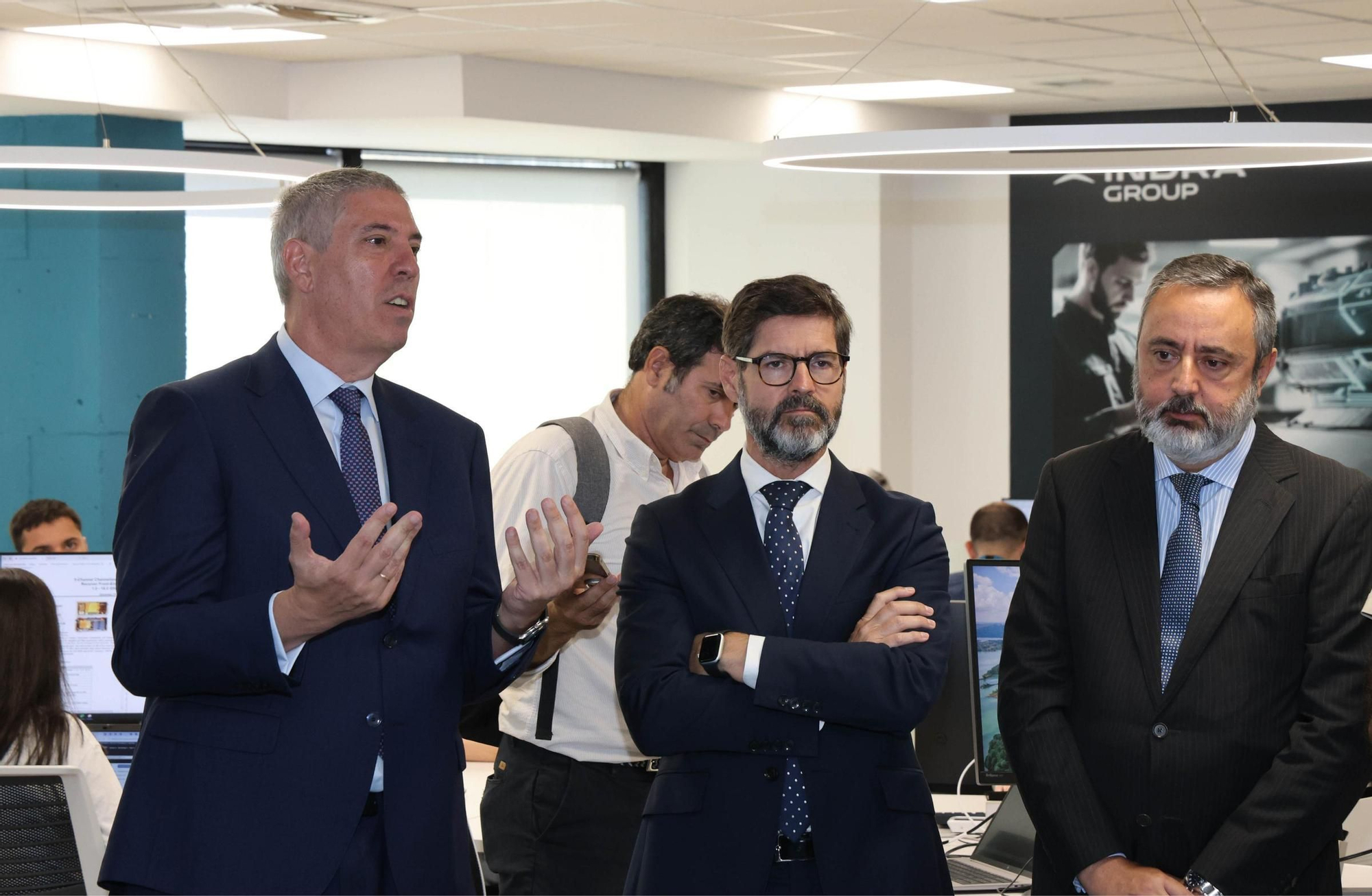La ministra de Defensa, Margarita Robles, visita la sede de Indra en Vigo