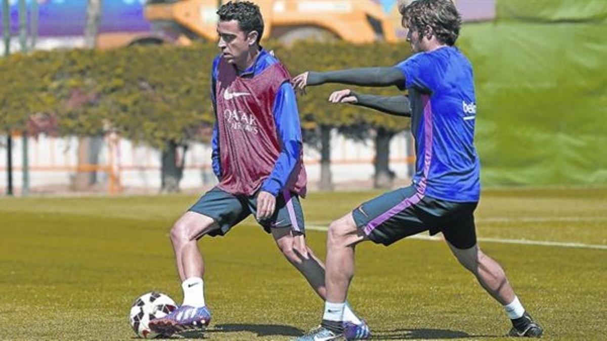 Meditando 8Xavi, en el entrenamiento de ayer en la ciudad deportiva del Barça.