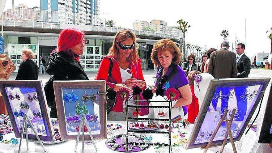 Mercadillo artesanal en el Muelle Uno.