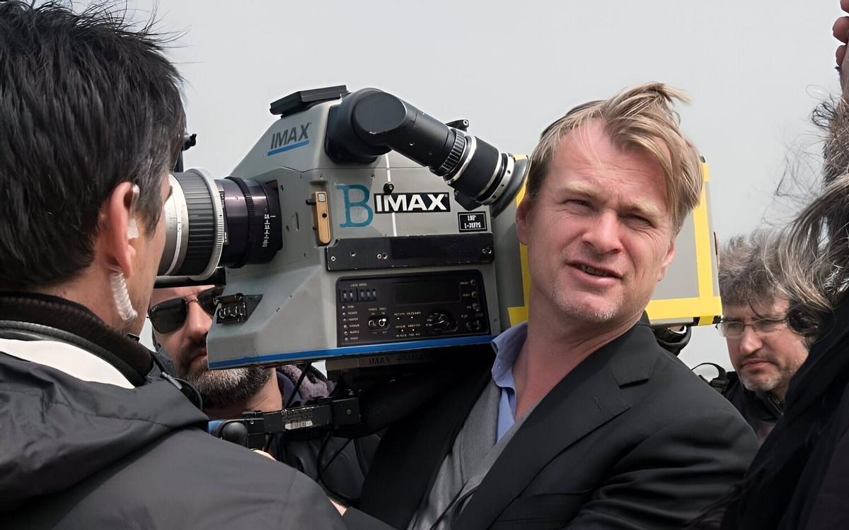 El director Christopher Nolan con una cámara IMAX.