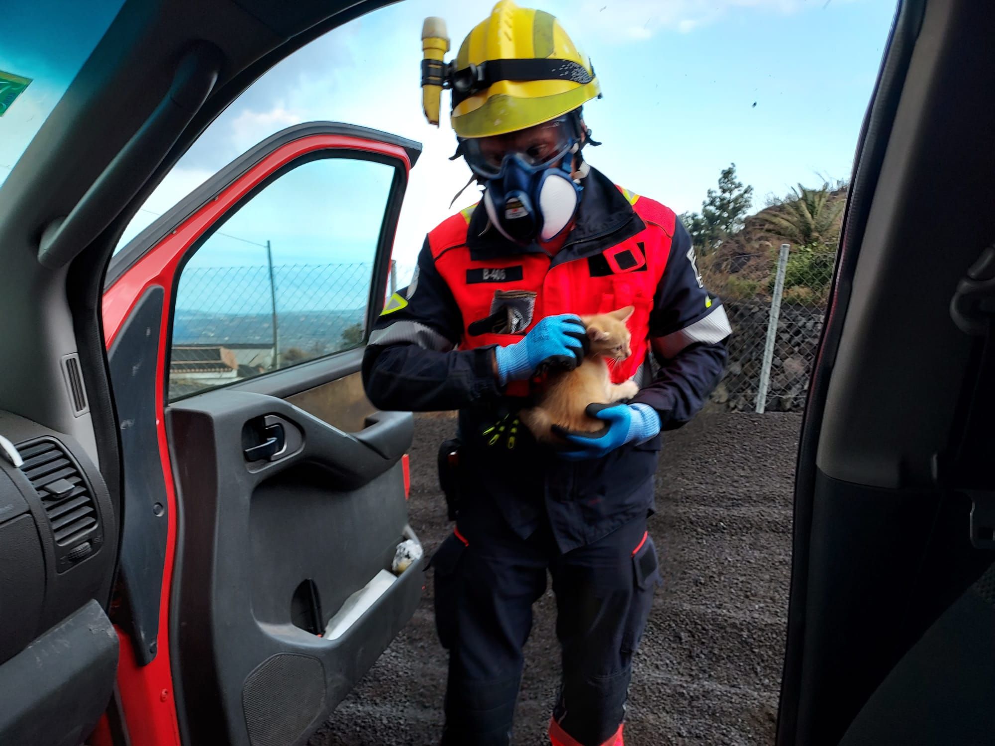 Erupción volcánica: Ayuda de los bomberos de Lanzarote en La Palma