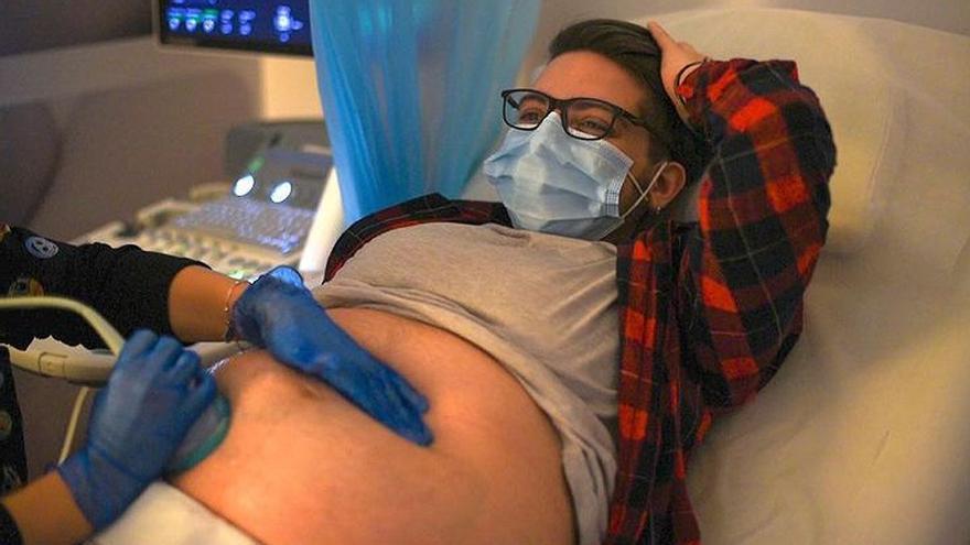 Rubén Castro, el joven trans embarazado, da a luz a su hijo Luar