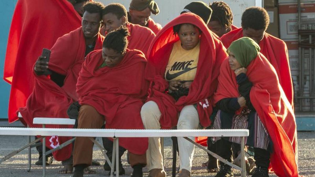 Inmigrantes recien llegados a Arrecife (Lanzarote) el 12 de octubre, día en que fueron rescatadas 648 personas en cayucos y pateras.