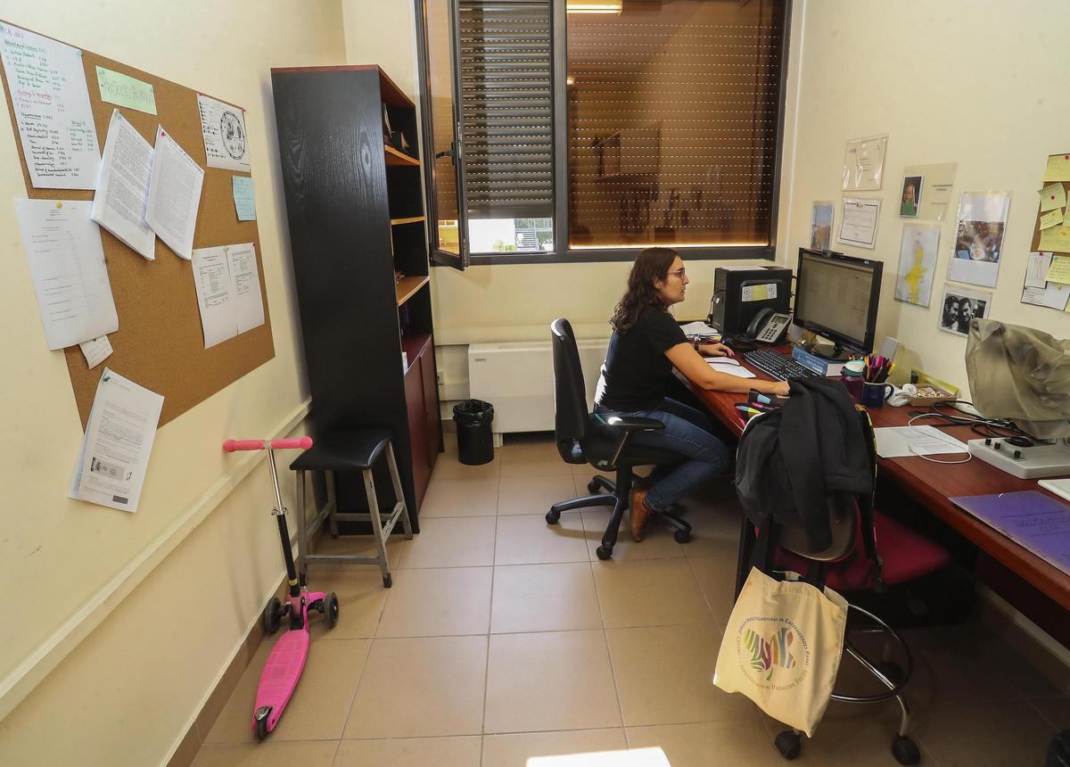 Despacho de la neurobióloga Carmen Agustín en la Universitat Politécnica de València, donde destaca el patinete rosa de su hija.