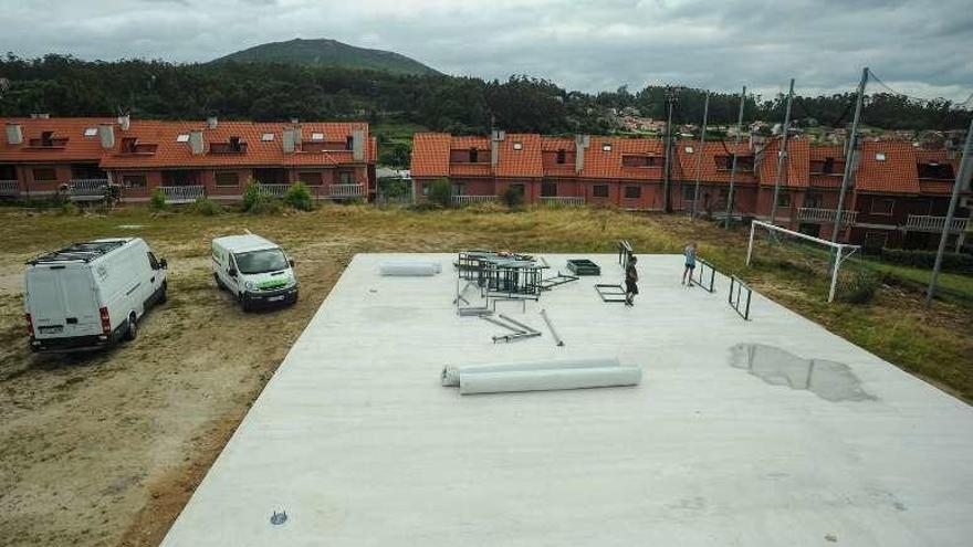 Los trabajadores perimetraban ayer la zona. // I. Abella