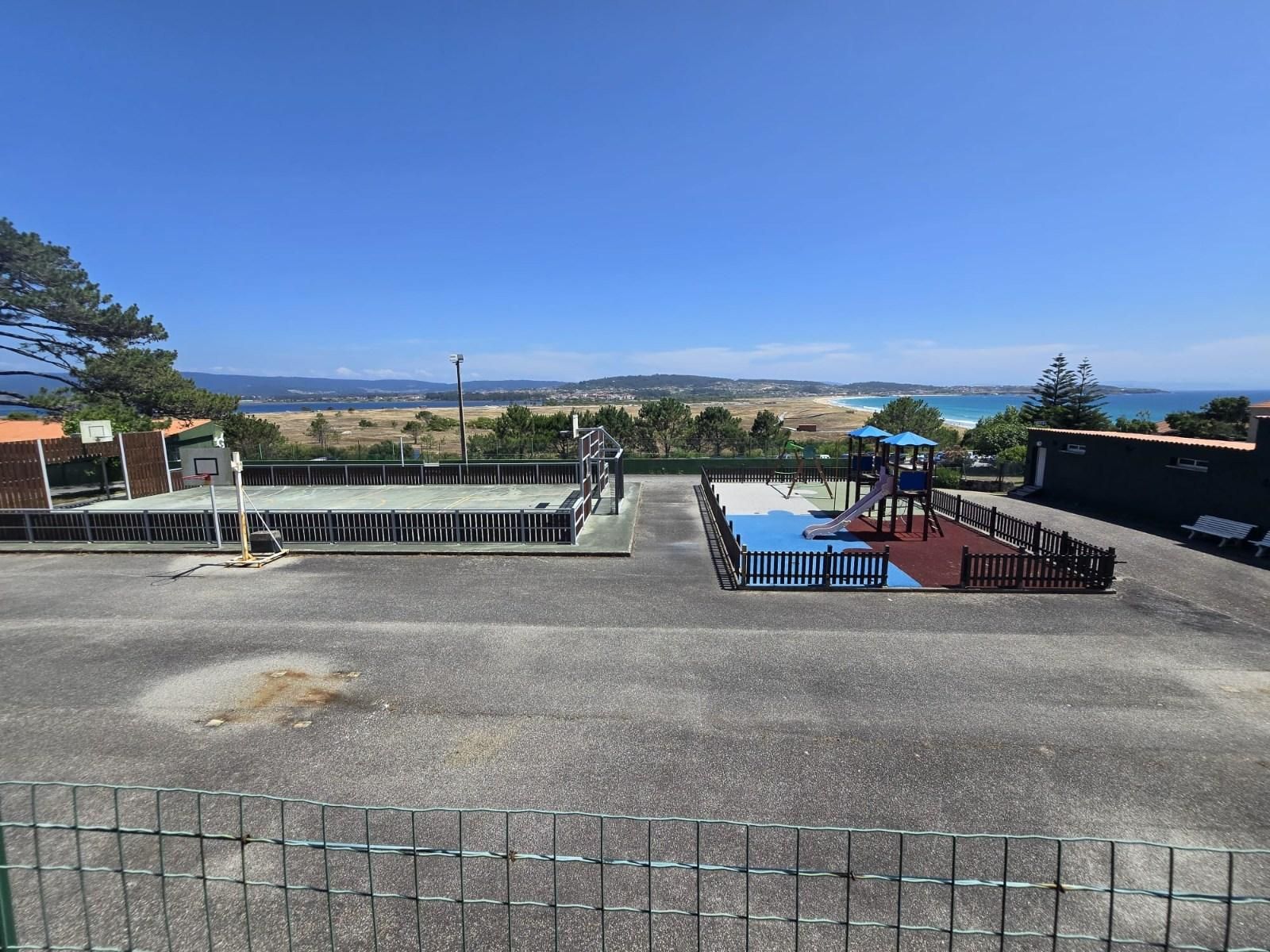 El primero de los once turnos previstos, con 140 niños, ya está en el centro vacacional de A Lanzada.