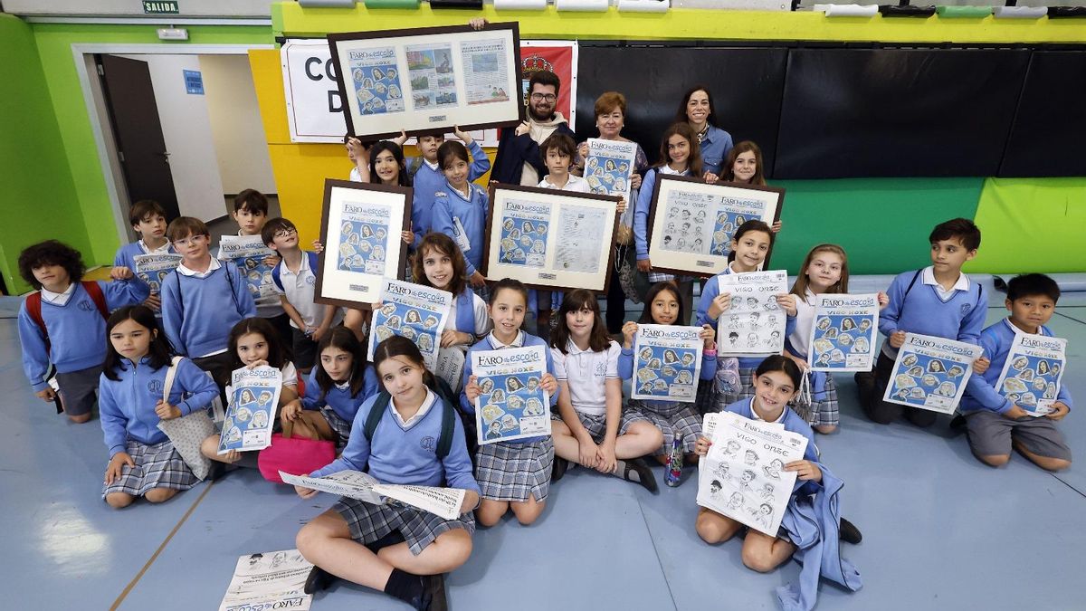 Alumnas, alumnos y profesorado del Niño Jesús de Praga, con los premios conseguidos en Faro da Escola.