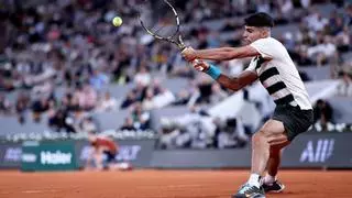 Alcaraz deja huella en su regreso a la Chatrier... ¡con regalo extra en el camino!