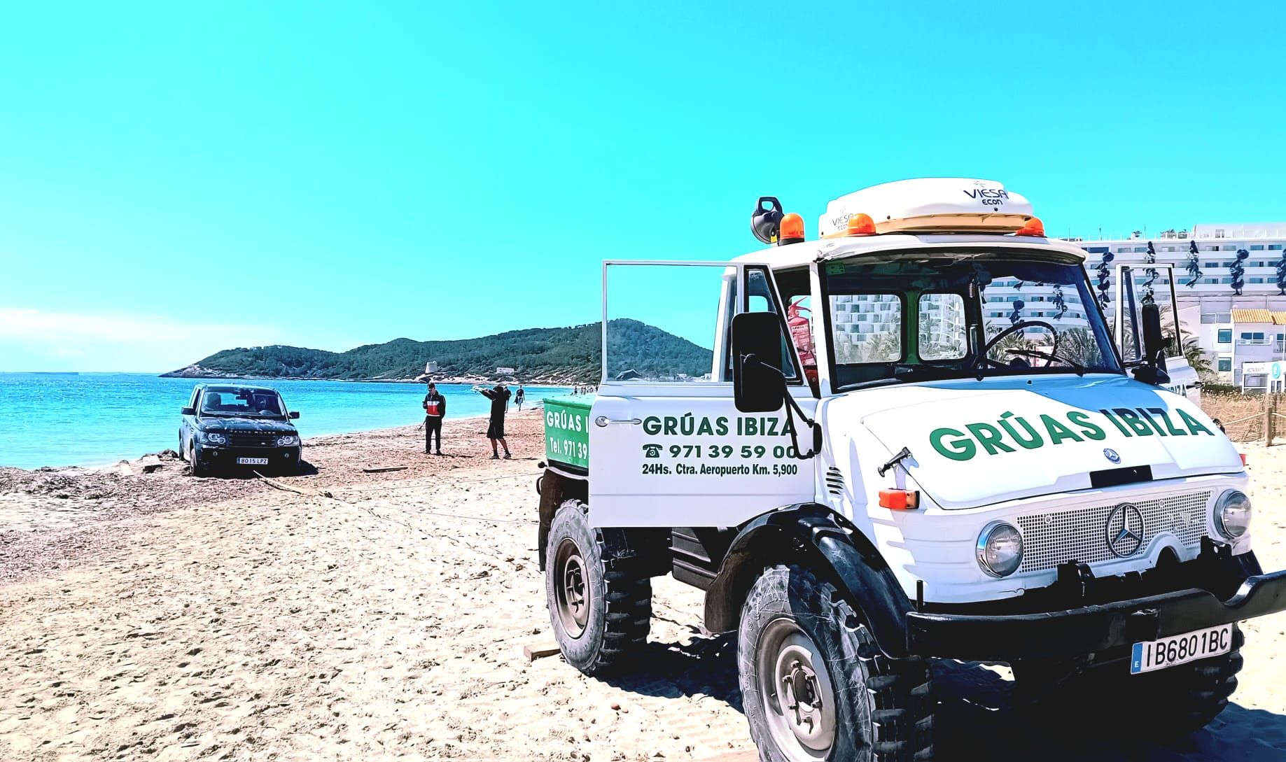 Un todoterreno, atrapado en la arena de una playa de Ibiza