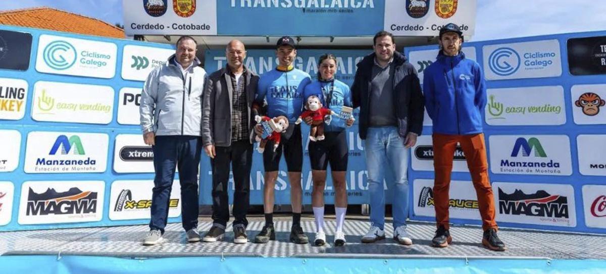 Los dos ganadores, en el centro del podio. | FIRMA