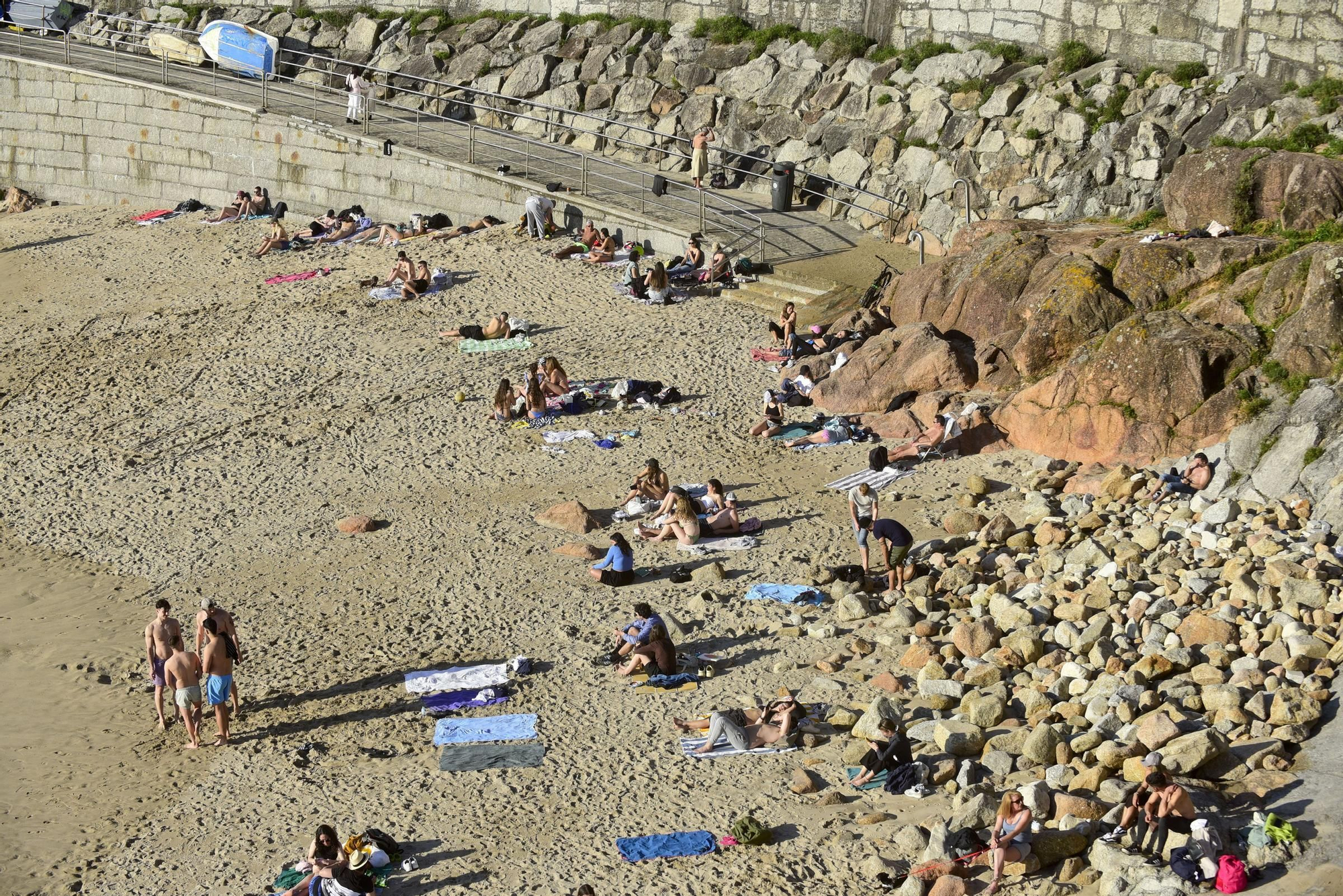 Las temperaturas agradables animan a los coruñeses a acercarse a las playas