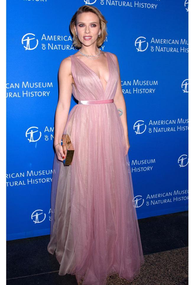 Scarlett Johansson con un diseño en color rosa de tul en la gala del Museo Americano de Historia Natural