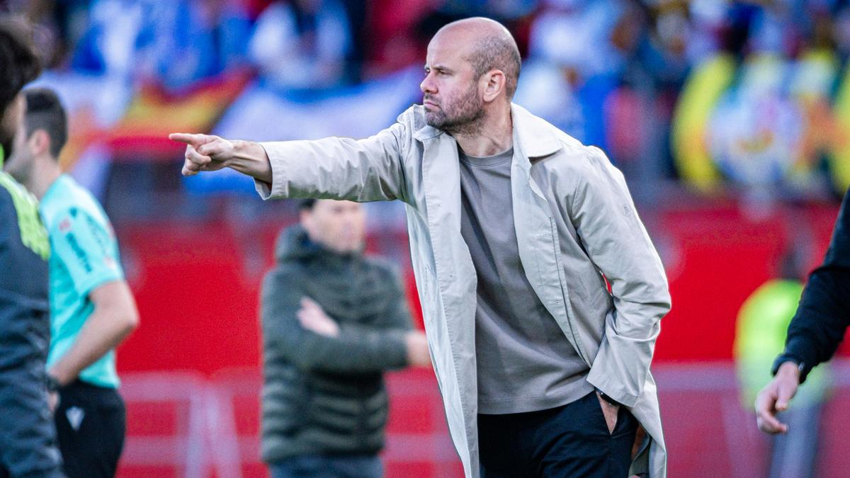 Ramírez da instrucciones durante el partido en Almería.