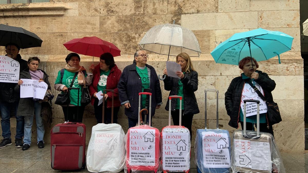 Imagen de la protesta de la PAH frente al Palau de la Generalitat.