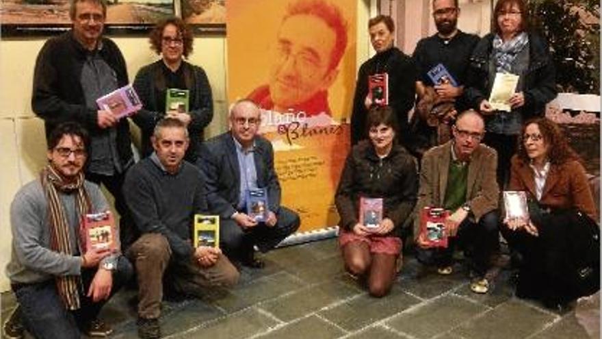 L&#039;alcalde Marigó -al centre- i la vídua de l&#039;escriptor, Carolina López, a la dreta de la foto amb els assistents.