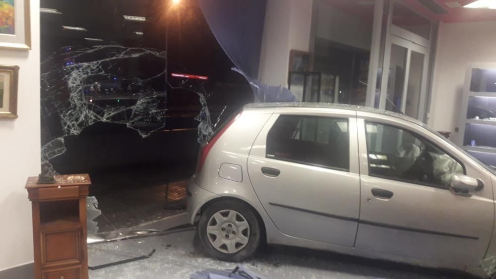 Un coche fuera de control se estrella contra una tienda en las Avenidas de Palma