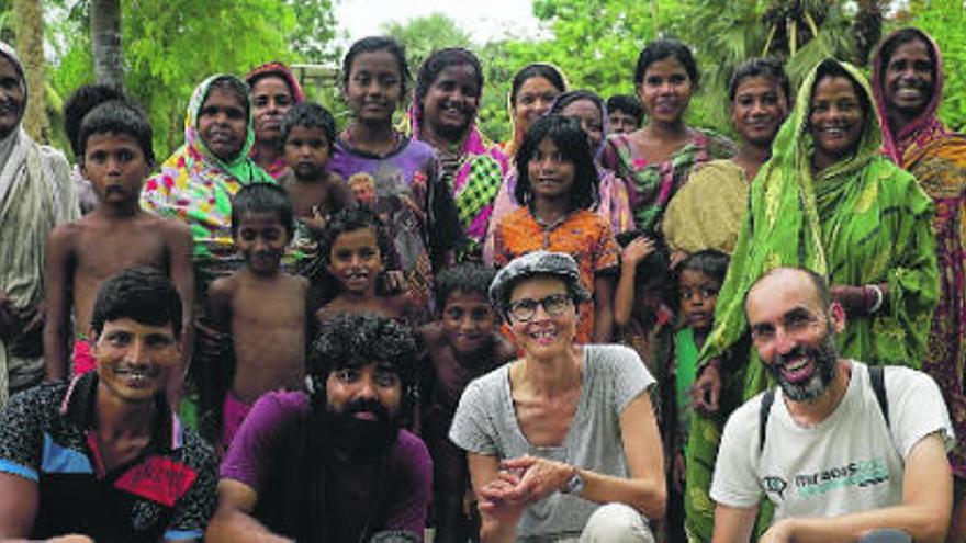 David Baute (abajo, a la derecha) junto a parte de la población de la isla de Ghoramara, en el sur de la India.