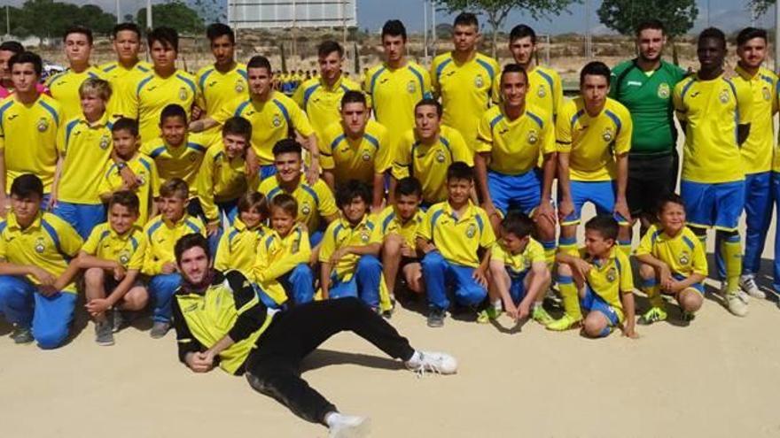 Jugadores del equipo juvenil posan con niños de las bases del club antes del partido del ascenso.