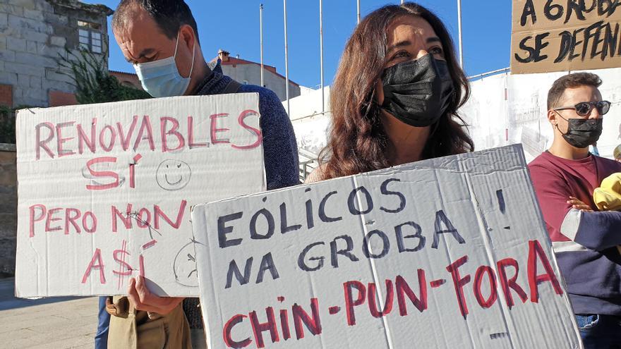 Pancartas en la concentración contra el parque eólico &quot;Albariño I&quot;, el jueves, en Baiona. // Marta G. Brea