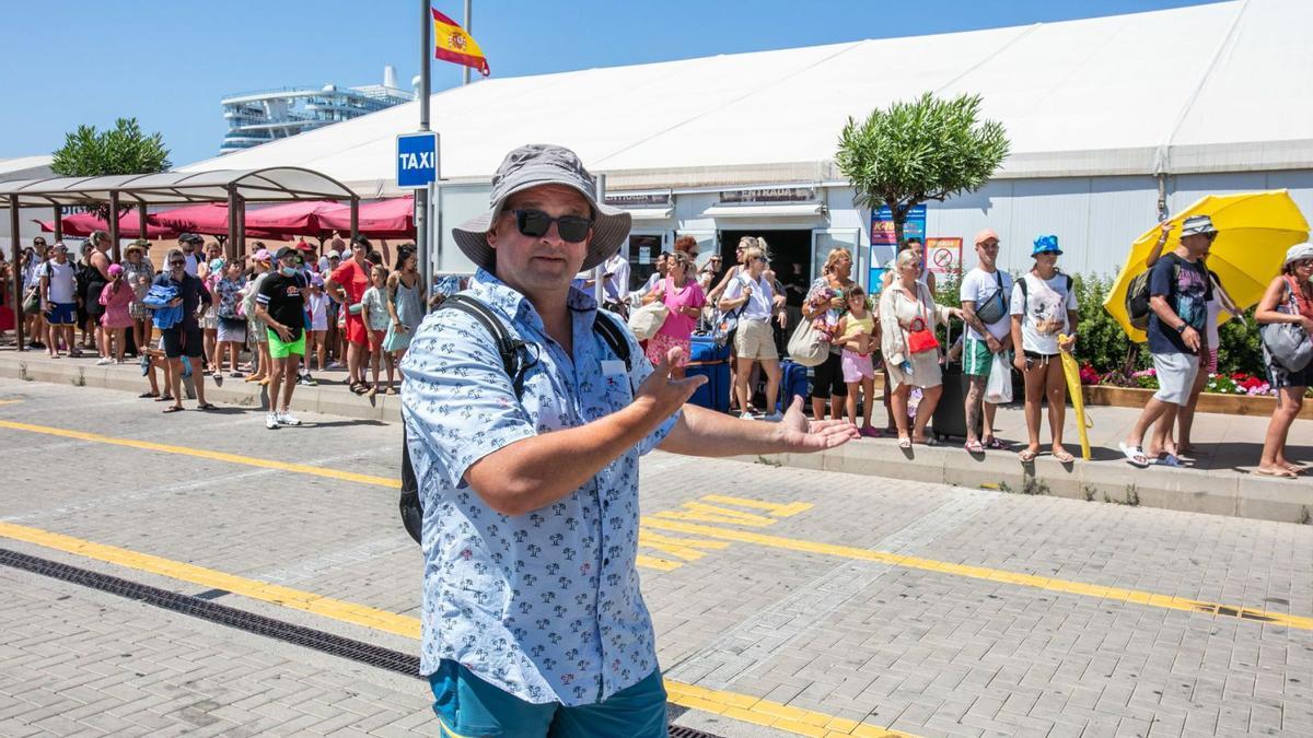 José Luis posa junto a la cola frente a la parada de taxis, donde no hay ningún vehículo.