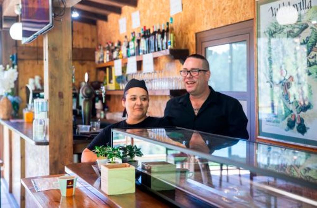Artur Anibarro i Vanesa Quezada dins el seu restaurant.